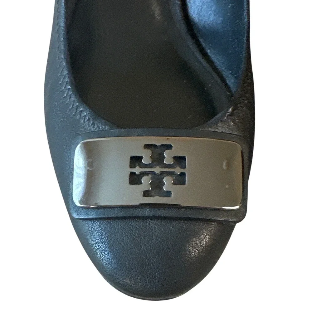 Tory Burch Black Leather Block Heel Pumps Gunmetal Logo Plaque Size 7.5
